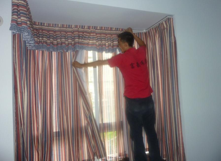 安装窗帘过程照片