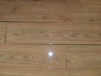 实木复合木地板缝隙变大照片