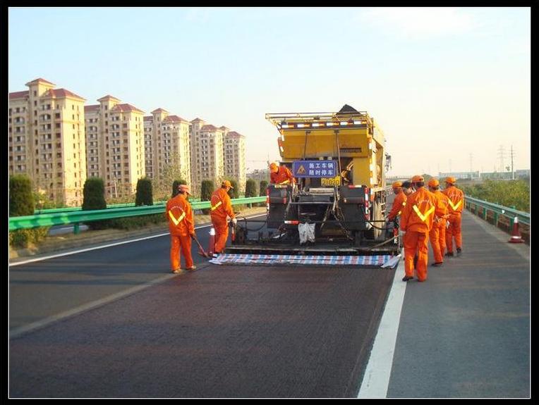 比路面低的住宅照片