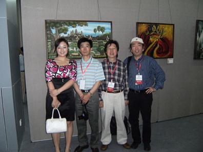 庞俊峰大师在油画展上和贵宾合影