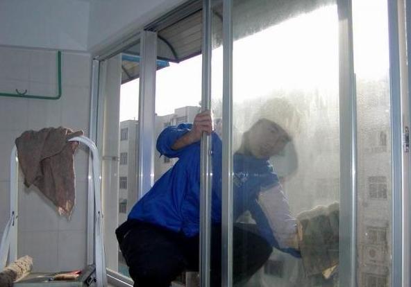 新塘装饰公司擦洗门窗案例图