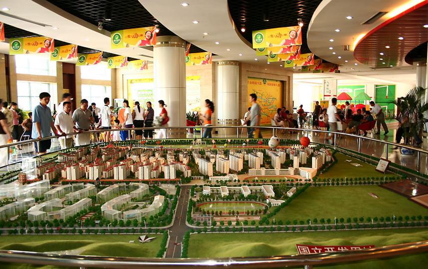 大家一起在售楼部选择户型的照片