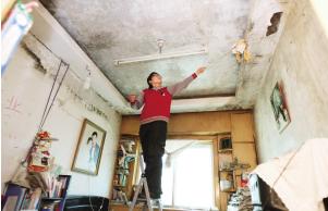 室内返潮墙壁发霉照片